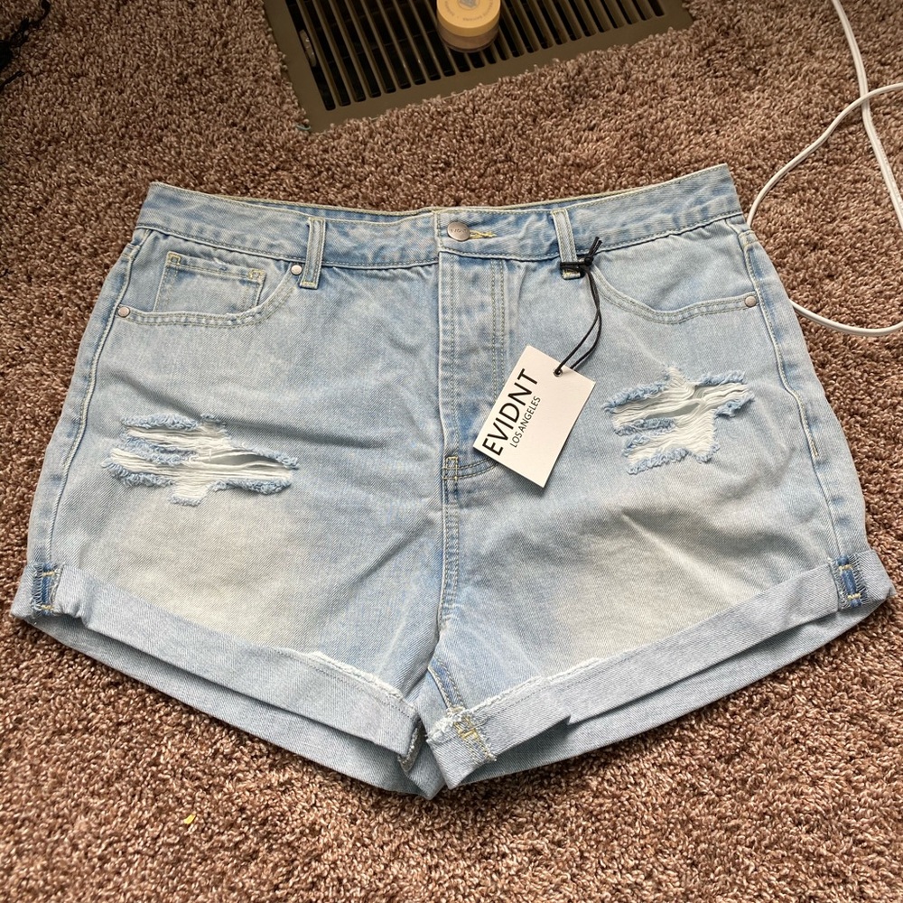 EVIDNT HIGH RISE LIGHT WASH SHORTS